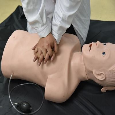 2対1のCPR と トラケアル 管管化 人形 で 緊急 対応 の 技能 を 向上 さ せる
