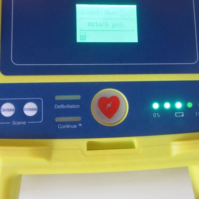 音声の促進を伴う自動外部の心動脱震器訓練